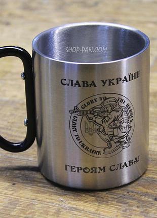 Металлическая чашка 250 мл с карабином и гравировкой (нержавейка, черный карабин)