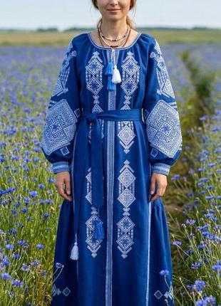 Женское вышитое платье