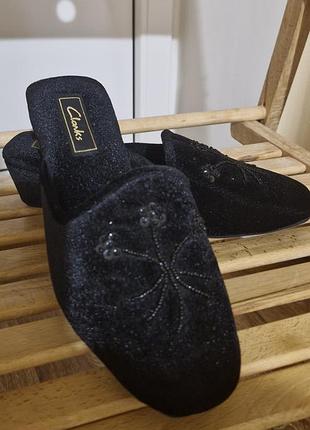 Жіночі мюлі (кімнатні капці) бренду clarks.