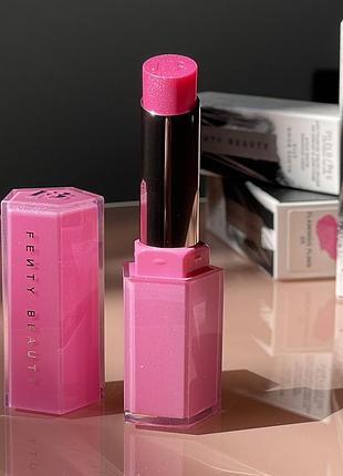 Глянцева помада для губ fenty beauty high-shimmer gloss stick (flamingo fling 05) 3.6 g