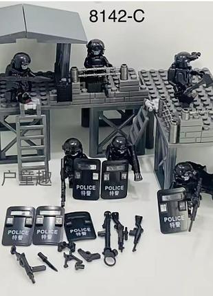 Військовий конструктор: тактична база спецназу swat (8142-c) — 6 мініфігурок, вежа, мотоцикл та арсенал зброї