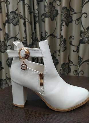 Белые ботинки