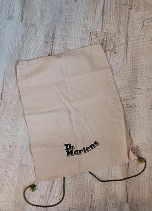 Хлопковый рюкзак-мешок (dust bag) от бренда dr. martens, который обычно используется для хранения или переноса их обуви и аксессуаров