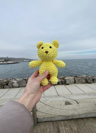 Мʼякий плюшевий ведмедик. лимоного кольору
