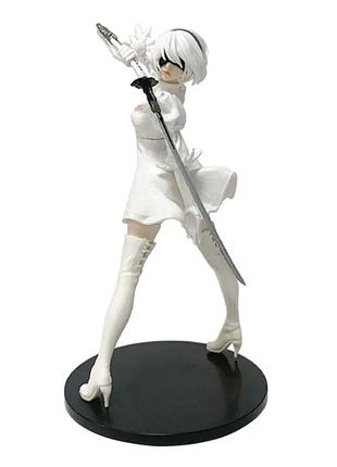 Фигурка коллекционная nier: automata yorha 2b (ниер автомата 2b) аниме фигурка девушки-андроида с мечом на подставке, белый костюм