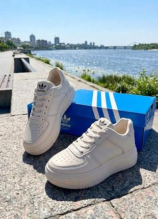 Женские светлые кожаные кроссовки adidas/весенние кроссовки адидас