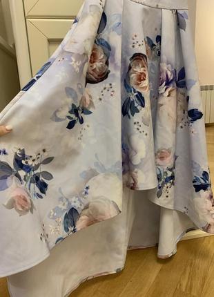 Жіночна сукня в квітковий принт асиметричної довжини та зі спущеними плечима2 фото