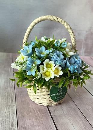 Композиция из мыла ручной работы в корзинке. ромашки, незабудки.