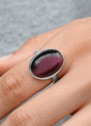 Кольцо серебряное 925° с вишневым улекситом cat's eye 16.5