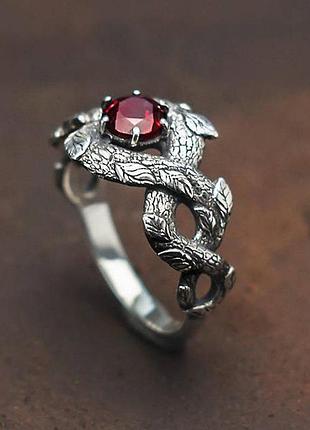 Кольцо серебряное 925° с красным фианитом vintage 19