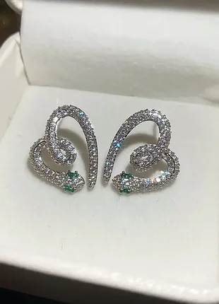 Сверкающие серебряные серьги змейки в форме сердечек 💎