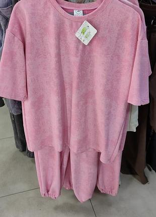 Костюм футболка + брючиновый стильный тренд