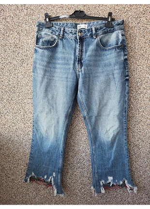 Продам джинсы zara оригинального дизайна.
укороченные, легкий клеш, рваный низ с подкладом в шотландскую клетку.
удобная высокая посадка