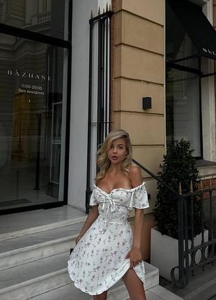 Короткое платье в цветочный принт с открытыми плечами с завязками на груди с корсетной шнуровкой на спине