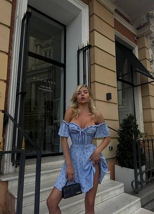 Короткое платье в цветочный принт с открытыми плечами с завязками на груди с корсетной шнуровкой на спине