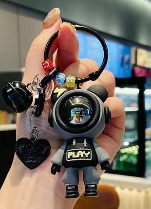 Брелок астронавт play с объемным шлемом — стильный аксессуар