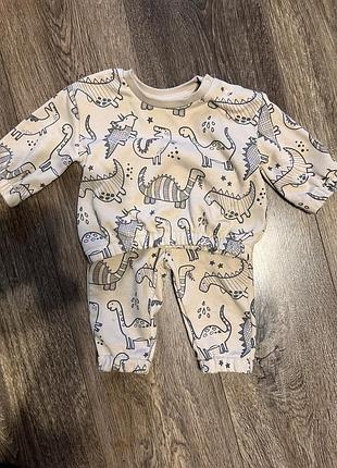 Костюм primark 3-6міс бежевий з динозаврами
