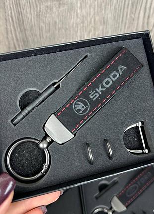 Автомобільний брелок ремінець шкіряний у коробці toyota bmw lexus mazda nissan chevrolet shkoda