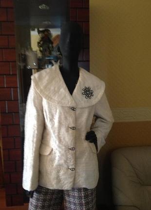 Ошатна куртка-піджак біла з камінням2 фото