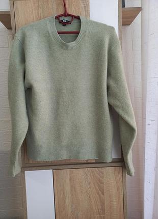 Светрик,шерсть uniqlo