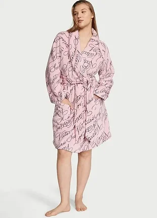 Плюшевый халат victoria's secret logo short cozy robe, розовый с надписью