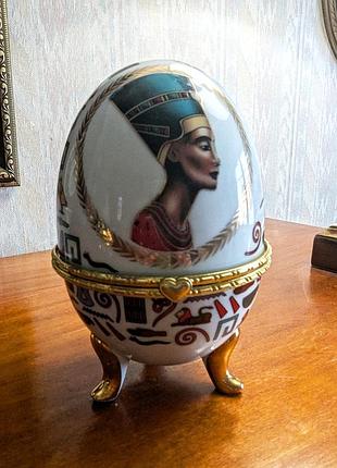 Яйце-шкатулка привезене з егіпту.
розмір 16 × 10.5 см