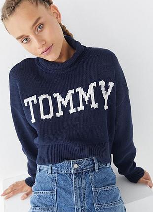 Темно-синій укорочений светр з високим коміром (turtleneck) від бренду tommy jeans