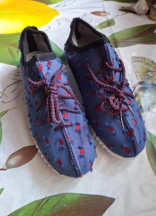 Кроссовки женские
