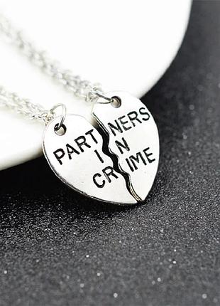 Парные подвески для влюбленных partners in crime две половинки сердца