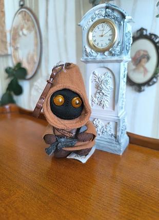 Мягкая игрушка-брелок персонажа джавеющая (jawa) из киновселенная «звездные войны».
