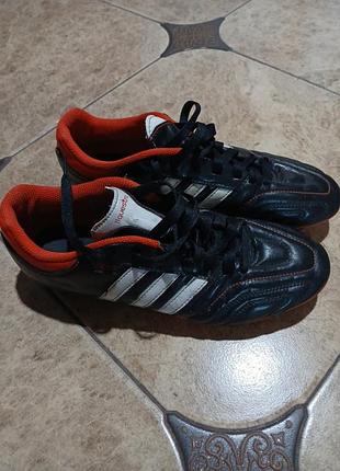Футбольные бутсы adidas