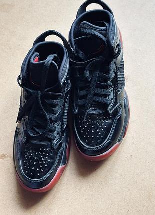 Продам кросівки nike air jordan mars 270 в черной расцветке с красными элементами