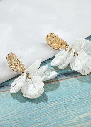 Ніжні легкі сережки квітка кульчики білі золотисті серьги цветок под винтаж2 фото