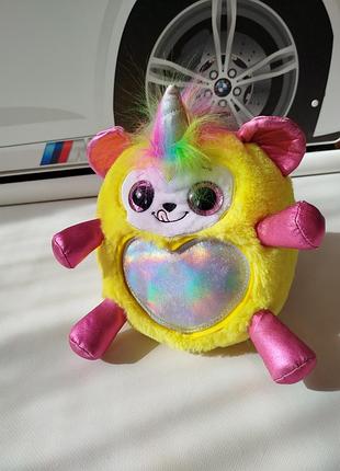 Мягкая игрушка из серии zuru rainbocorns в виде сказочного существа с плюшевым телом и блестящим сердцем на животе.