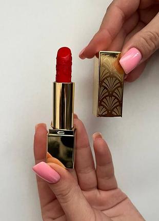 Червона помада estēe lauder pure color у золотисто-чорному футлярі