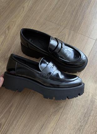 Шкіряні лакові лофери zara