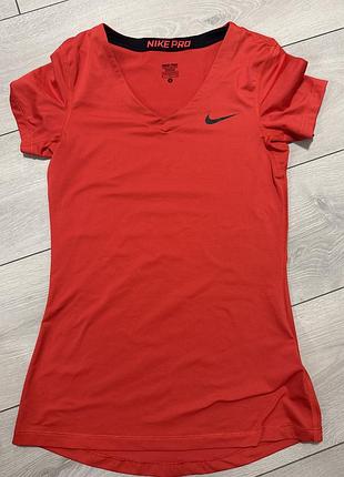 Жіноча спортивна футболка nike