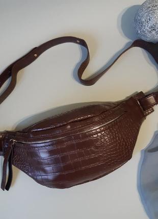 Трендова сумочка, бананка з тисненням (шоколадна)7 фото