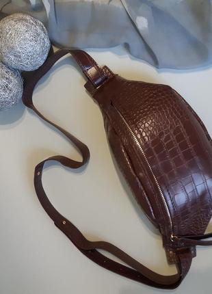 Трендова сумочка, бананка з тисненням (шоколадна)10 фото