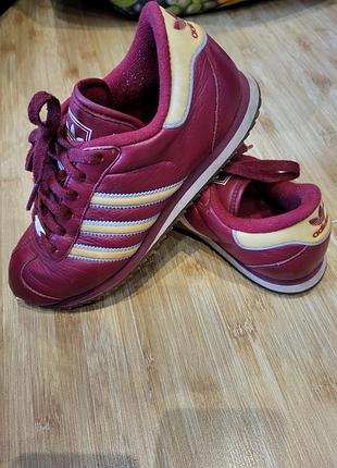 Кроссовки модели adidas rekord vintage.