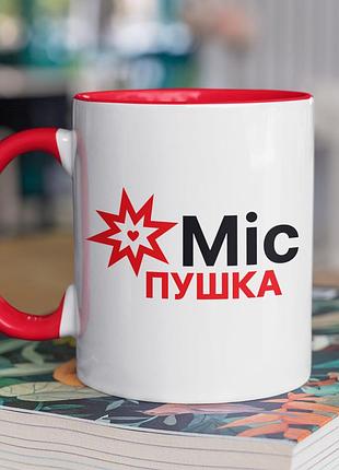 Чашка керамічна з принтом "міс пушка" 330 мл, біла з червоною ручкою