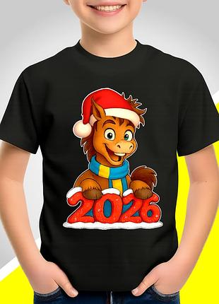 Футболка детская с новогодним принтом из серии "семья новогодних лошадей 2026"