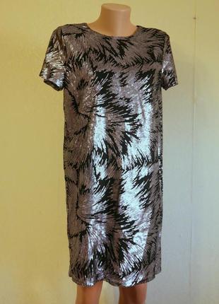 Вечернее платье в серебристые пайетки