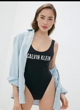 Черный слитный оригинальный купальник calvin klein со вставными чашками вкладышами m