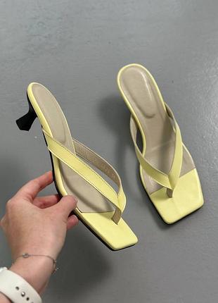 Трендовые черные и желтые шлепанцы в ́ вьетнамки на каблуке кitten heel