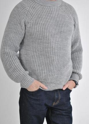 Зимний вязаный свитер крупной вязки
