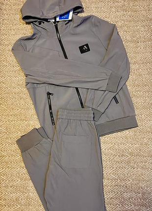Чоловічий спортивний костюм adidas.