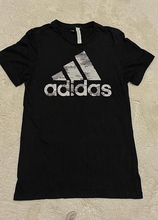 Чорна футболка adidas
