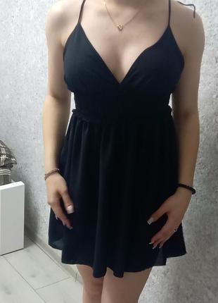 Чорна елегантна мінісукня.