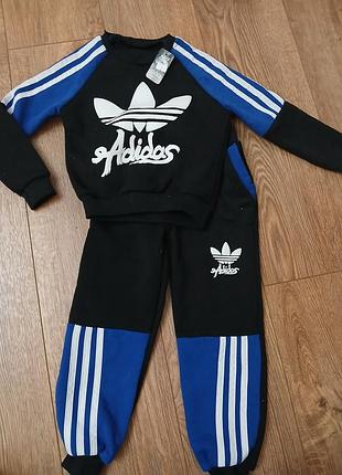 Спортивный костюм для мальчиков на 4-5 лет на флисе новый